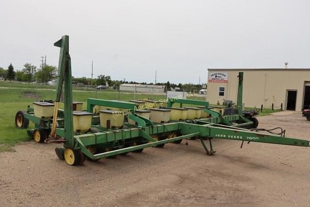 Image of John Deere 7000 equipment image 2