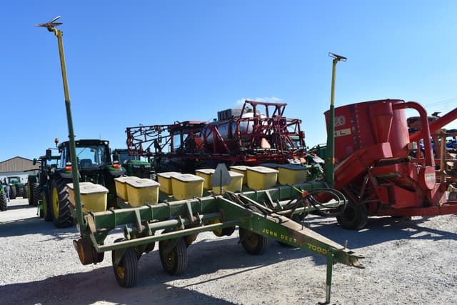 Image of John Deere 7000 equipment image 2