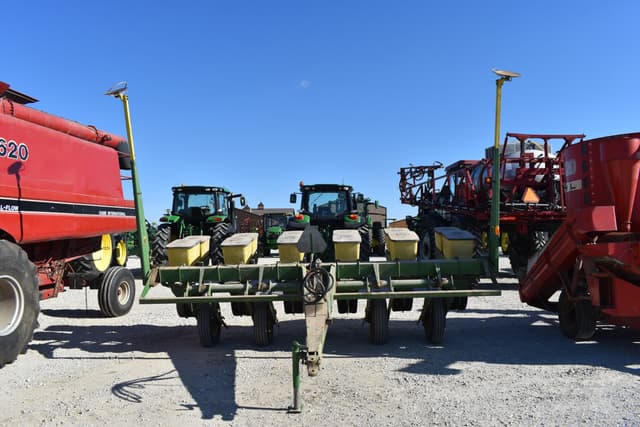 Image of John Deere 7000 equipment image 1
