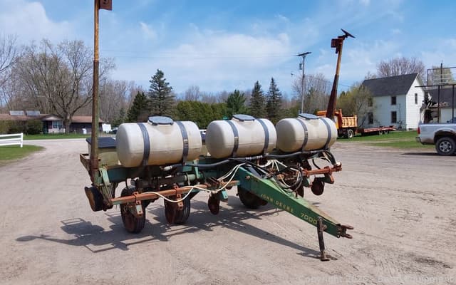 Image of John Deere 7000 equipment image 1