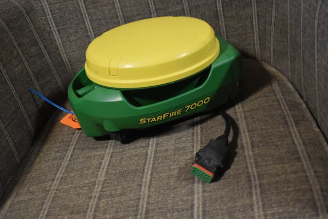 Image of John Deere StarFire 7000 equipment image 2