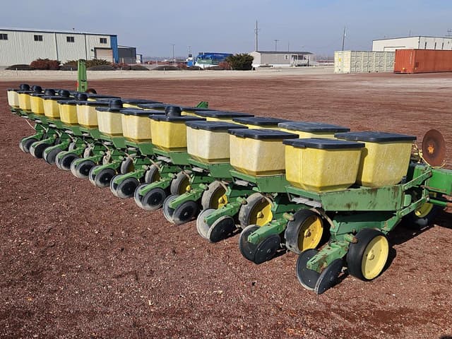 Image of John Deere 7000 equipment image 1