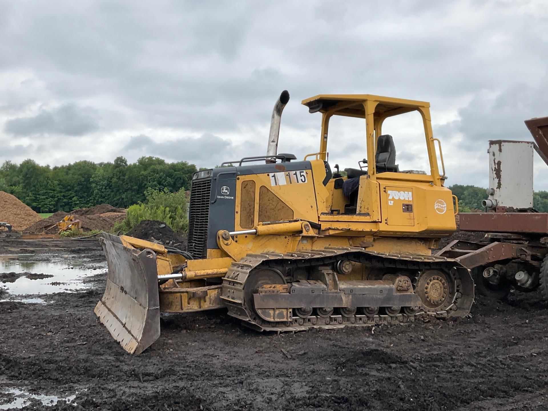 John Deere 700H Equipment Image0