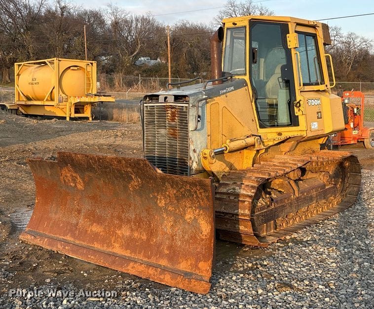 John Deere 700H Equipment Image0
