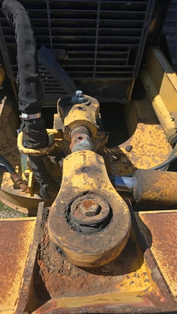 Image of John Deere 700J LGP equipment image 2