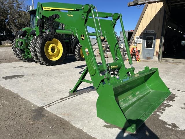 Image of John Deere 700M equipment image 1