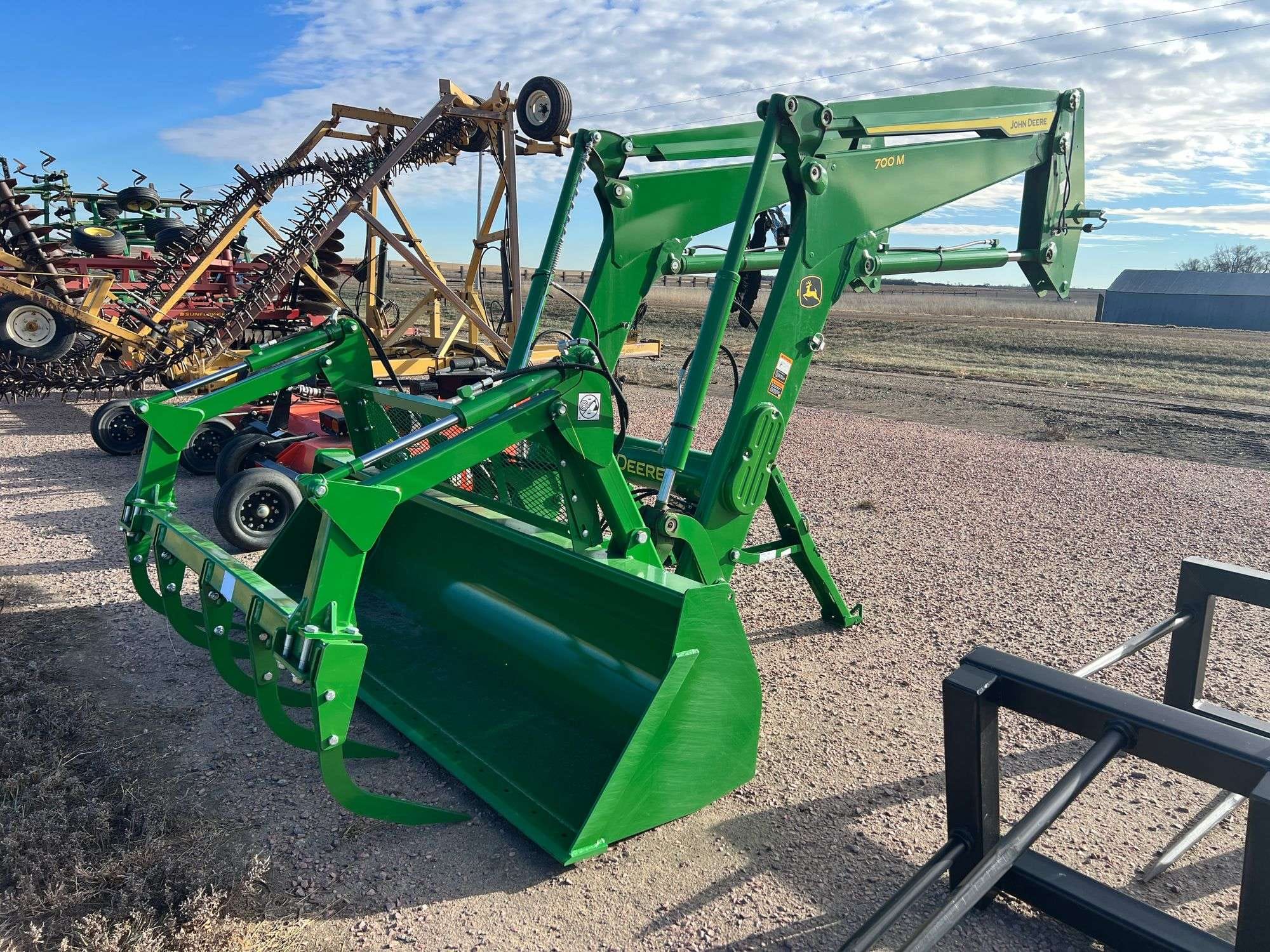 John Deere 700M Equipment Image0