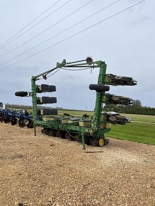 Image of John Deere 7100 equipment image 1
