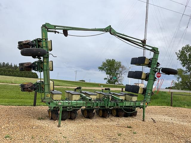 Image of John Deere 7100 equipment image 4