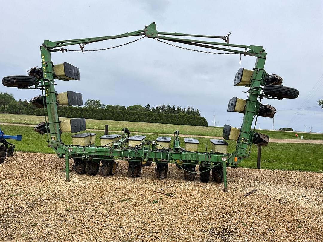 Image of John Deere 7100 Primary image