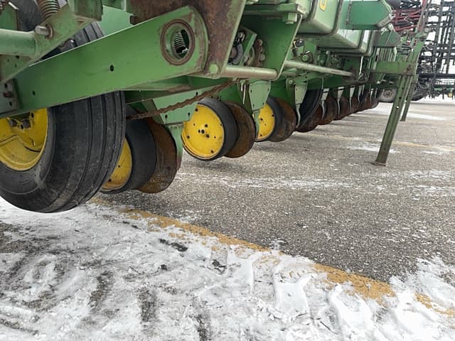 Image of John Deere 7100 equipment image 3