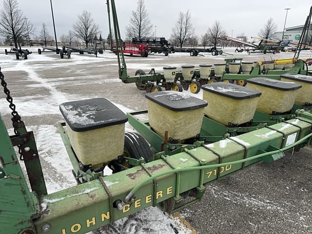 Image of John Deere 7100 equipment image 1