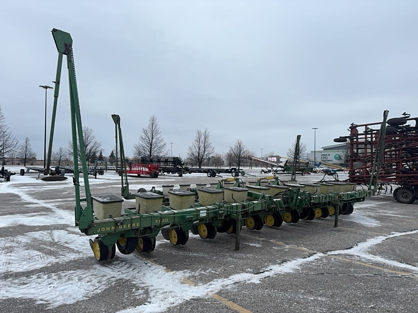 John Deere 7100 Equipment Image0