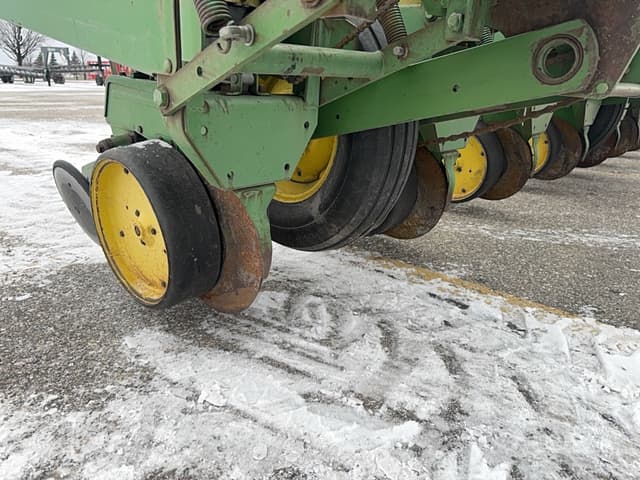 Image of John Deere 7100 equipment image 2