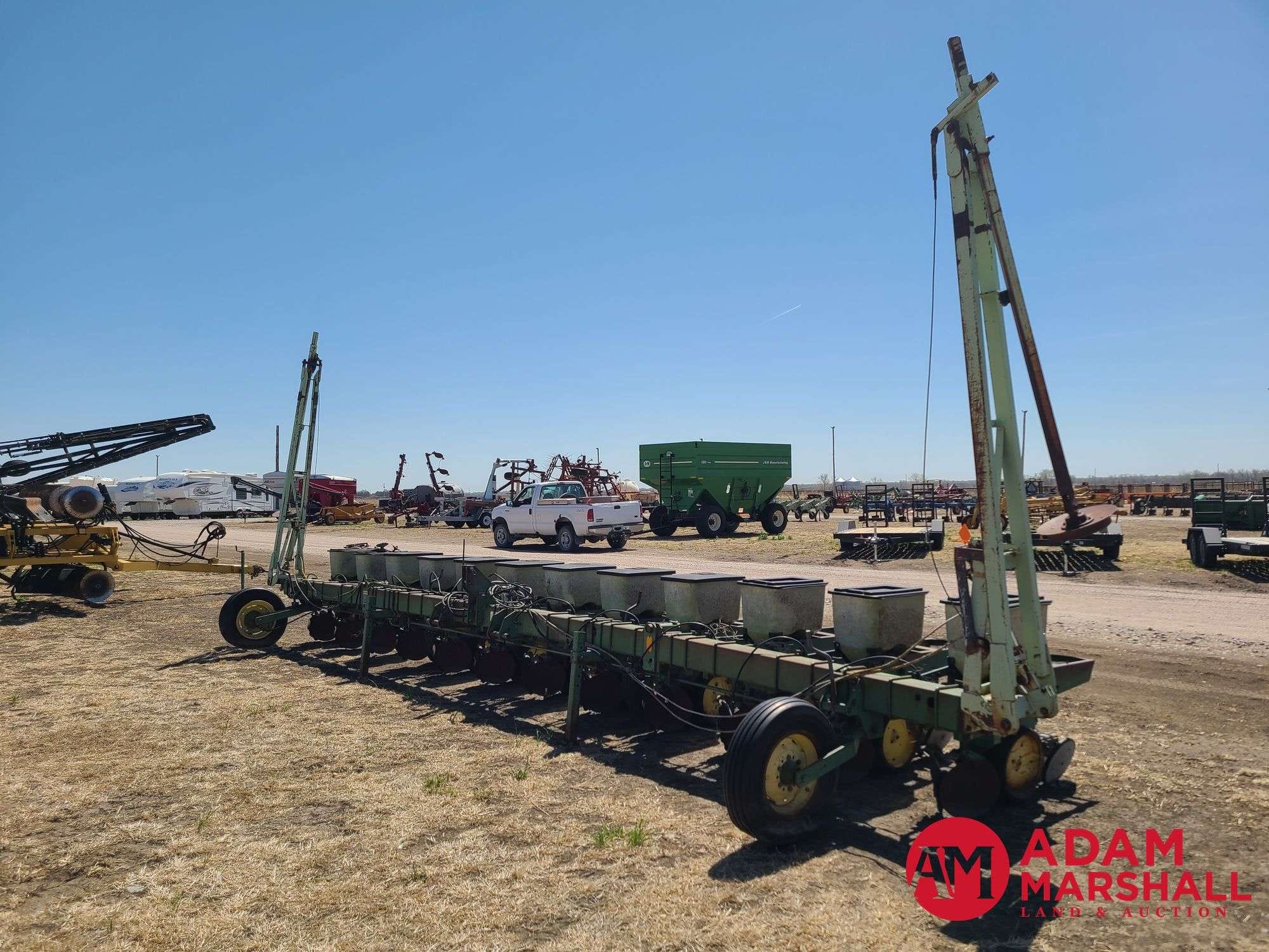 John Deere 7100 Equipment Image0