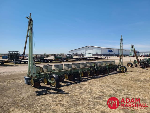 Image of John Deere 7100 equipment image 1