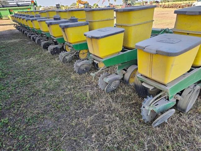 Image of John Deere 7100 equipment image 2