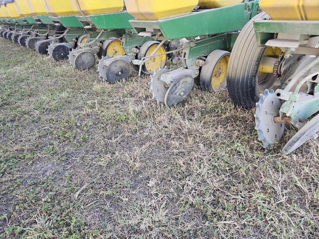 Image of John Deere 7100 equipment image 3