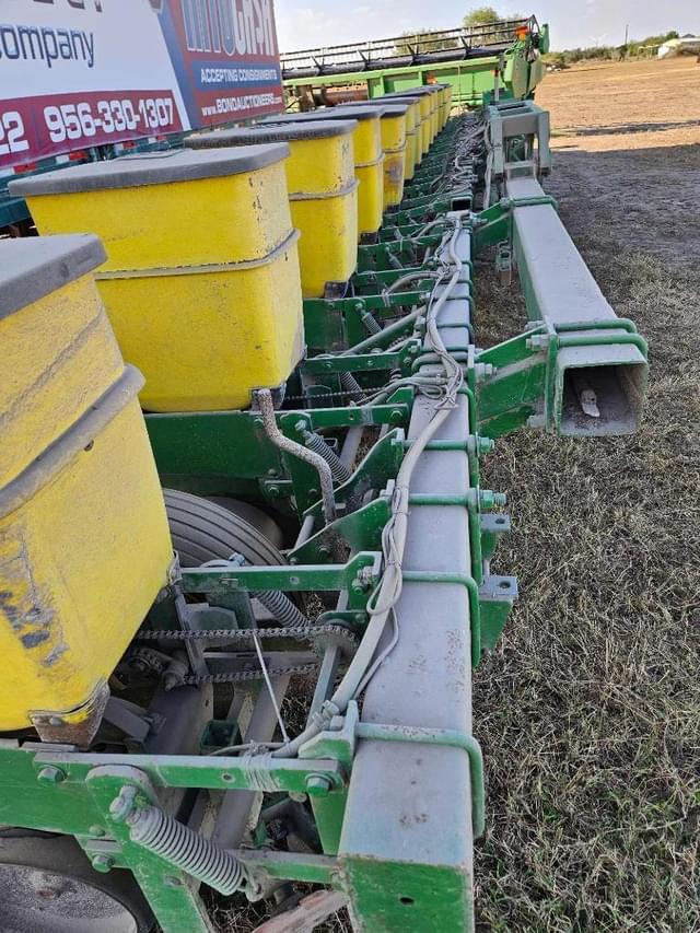 Image of John Deere 7100 equipment image 1