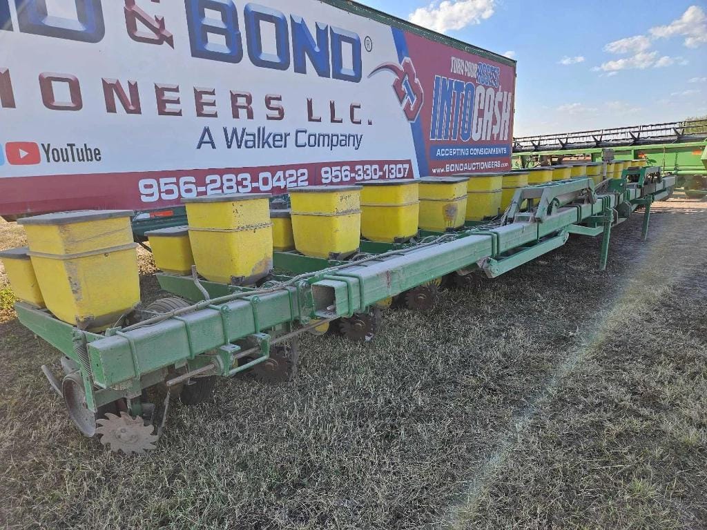 John Deere 7100 Equipment Image0