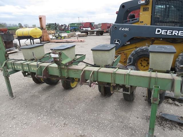 Image of John Deere 7100 equipment image 1