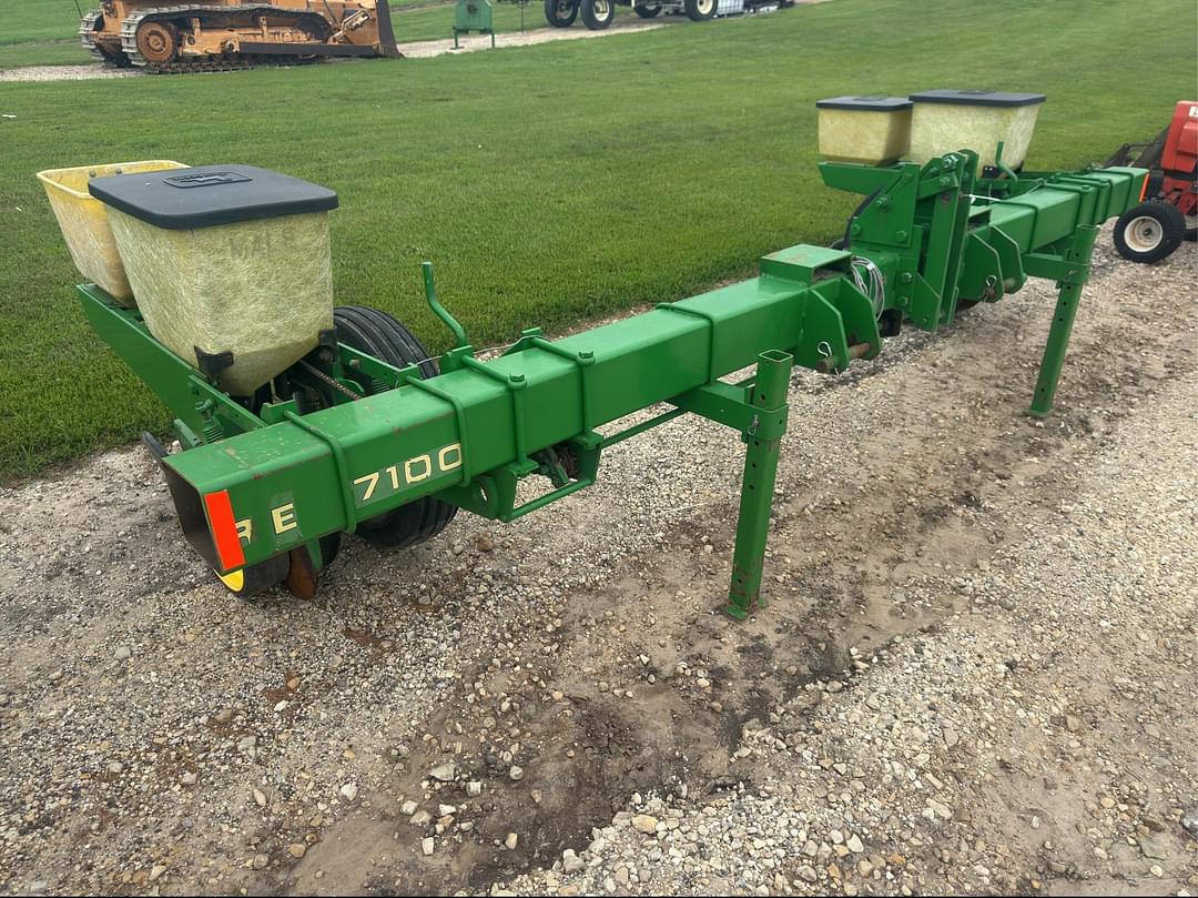 Image of John Deere 7100 Primary image