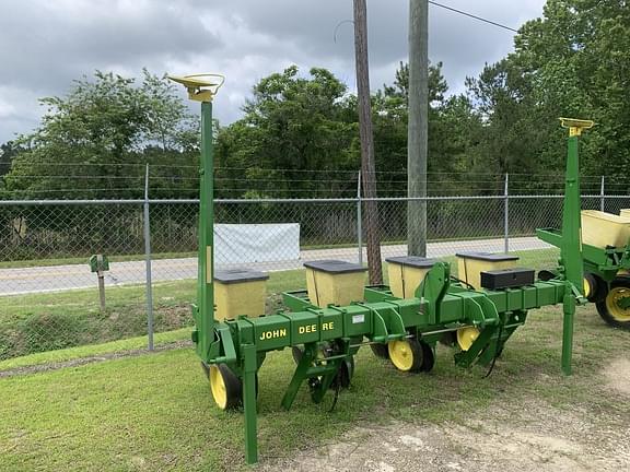John Deere 7100 Equipment Image0