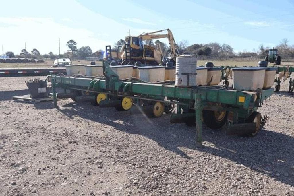 Image of John Deere 7100 Primary image