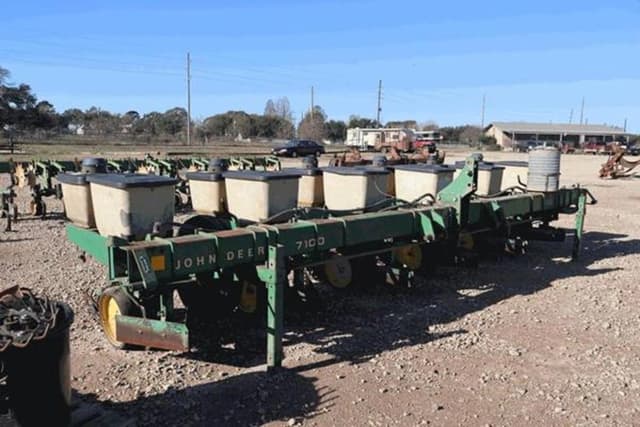 Image of John Deere 7100 equipment image 1