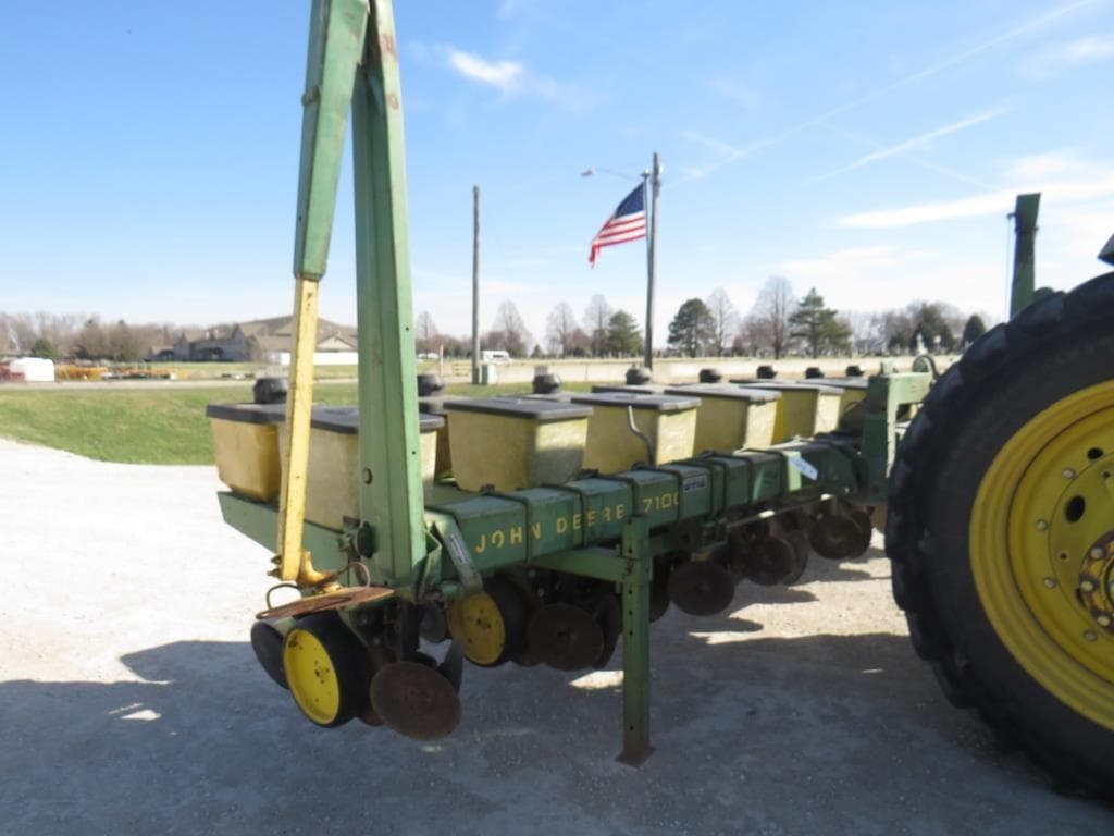 Image of John Deere 7100 Primary image