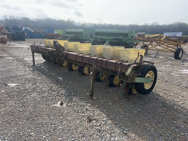 Image of John Deere 7100 equipment image 1