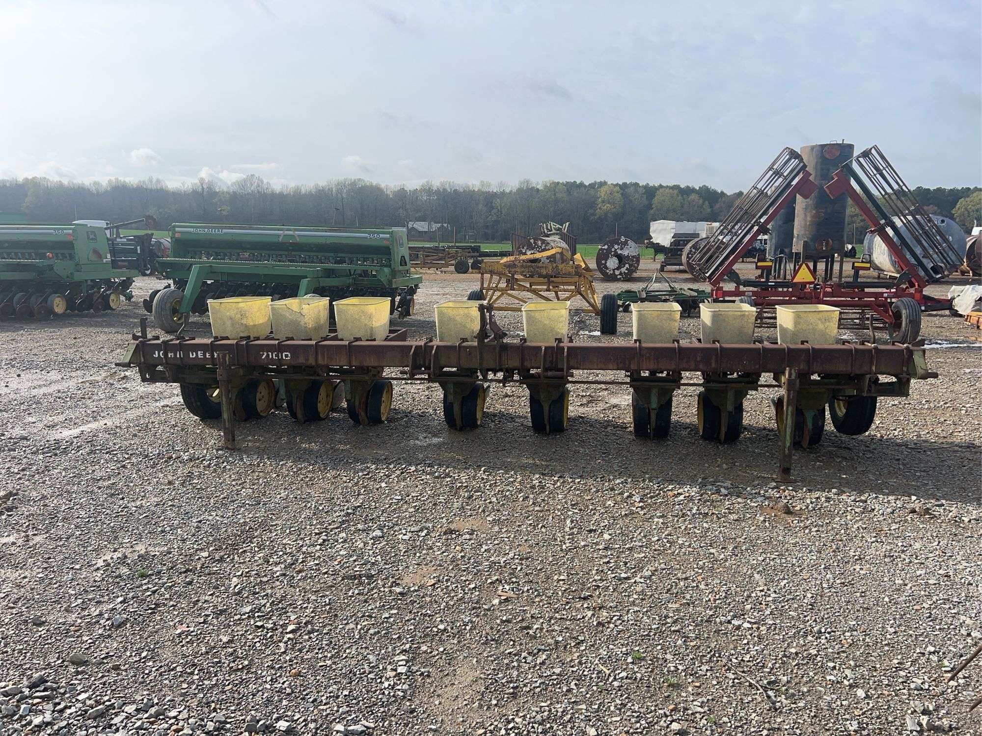 John Deere 7100 Equipment Image0