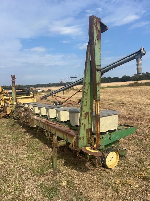 Image of John Deere 7100 equipment image 1
