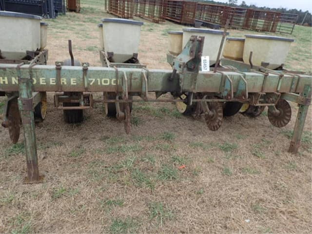 Image of John Deere 7100 equipment image 2