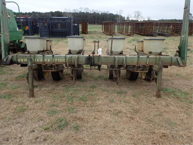 Image of John Deere 7100 equipment image 1