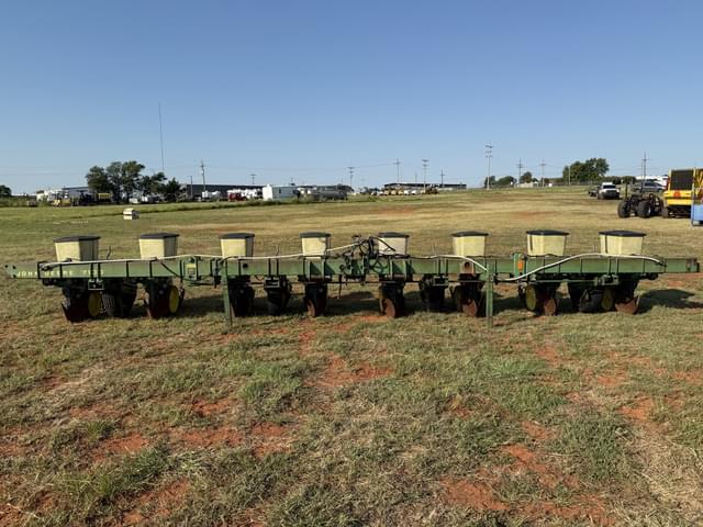 Image of John Deere 7100 equipment image 1