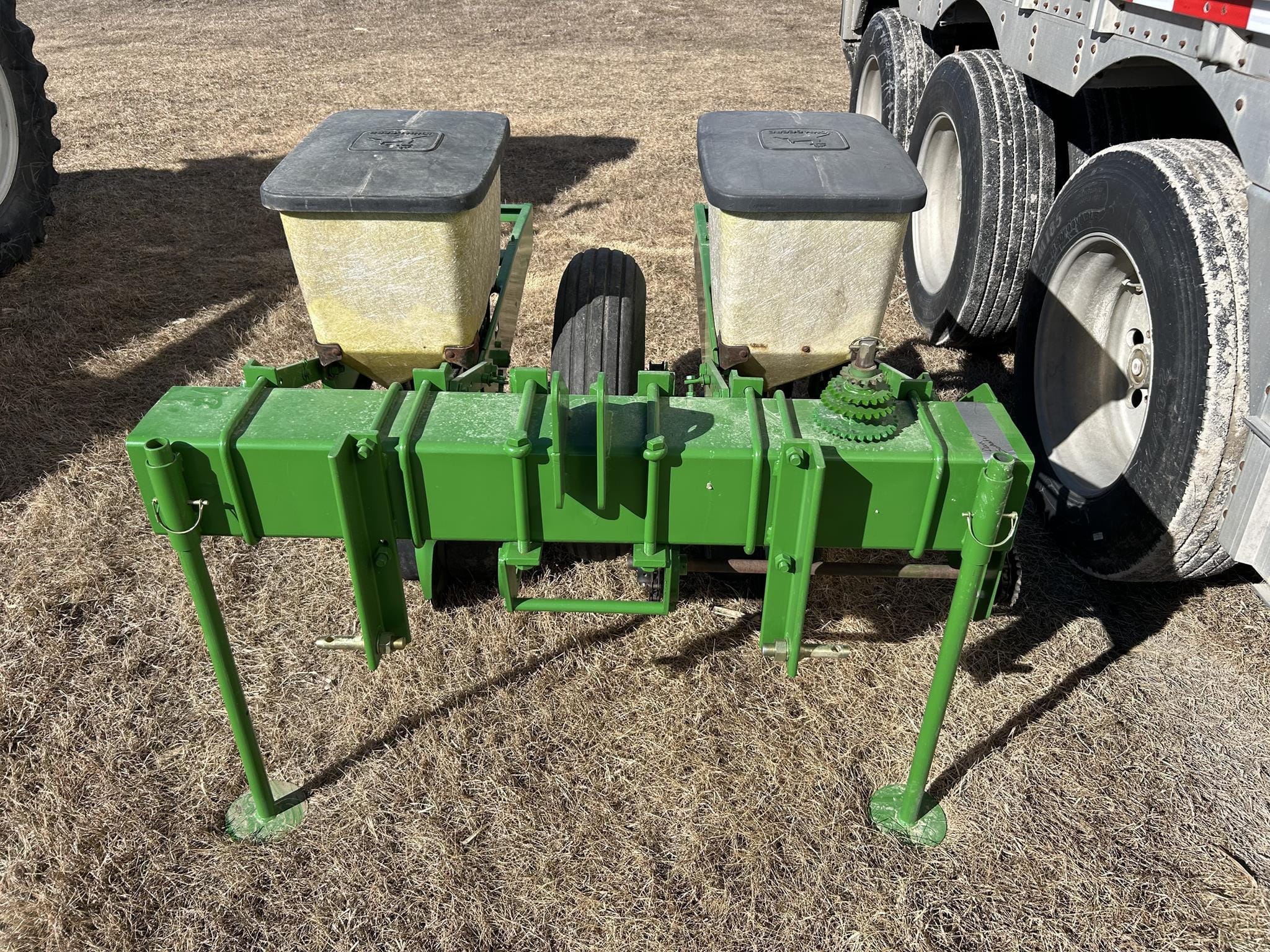 John Deere 7100 Equipment Image0