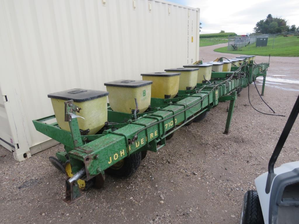 Image of John Deere 7100 Primary image