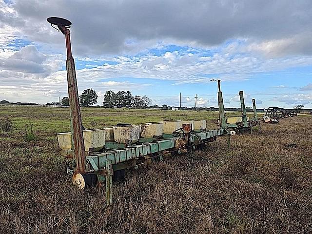 Image of John Deere 7100 equipment image 1