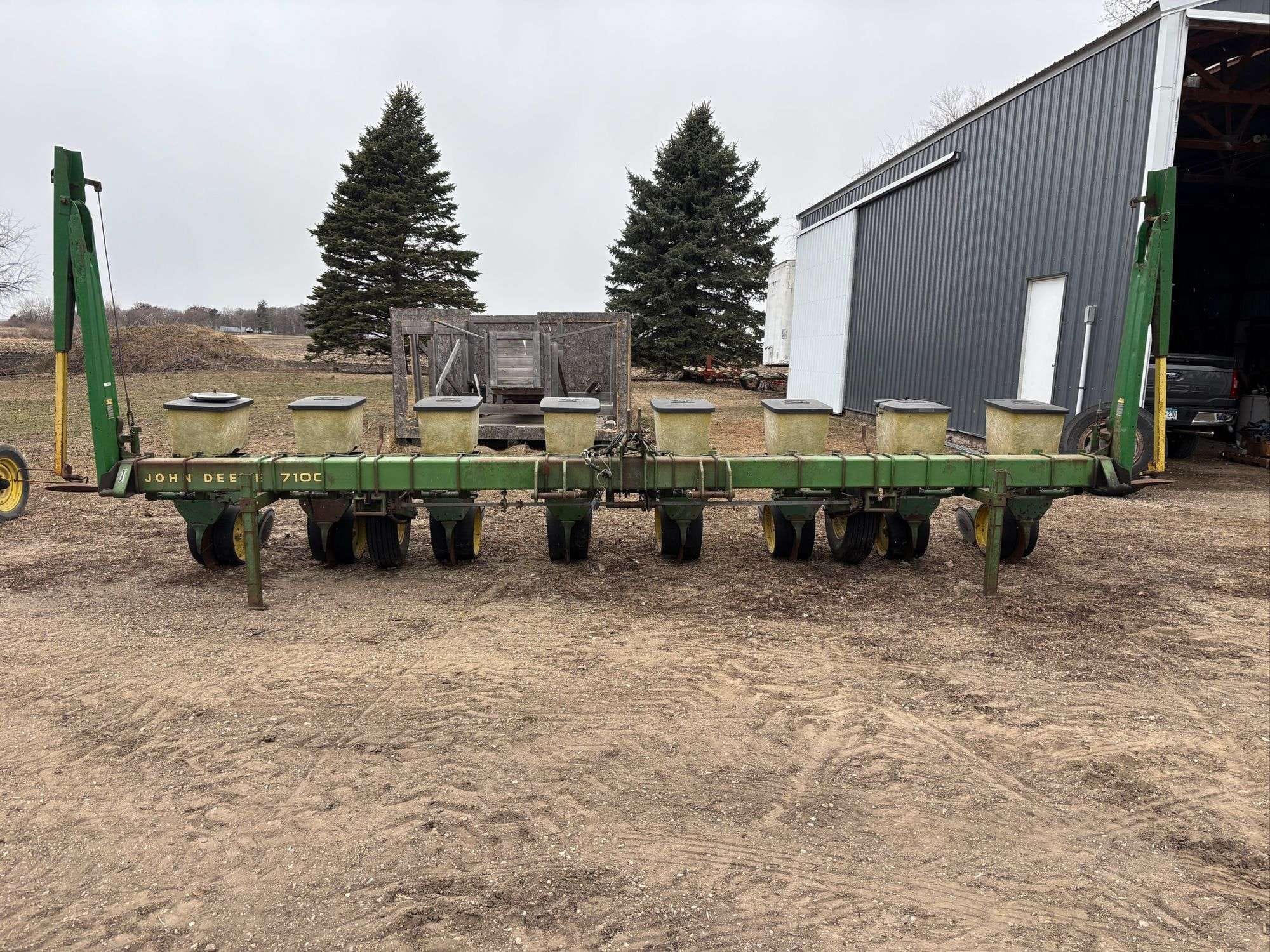 John Deere P7100 Equipment Image0