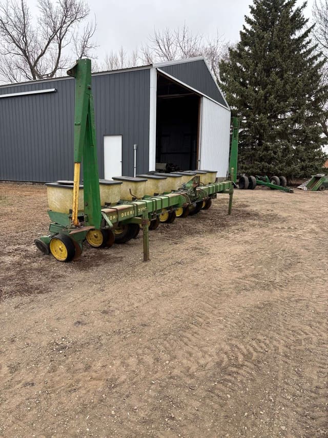 Image of John Deere P7100 equipment image 1