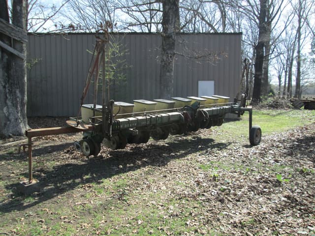 Image of John Deere 7100 equipment image 1