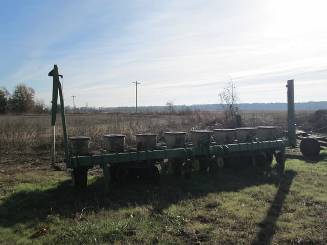 Image of John Deere 7100 equipment image 1