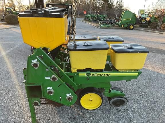 Image of John Deere 7100 Primary image