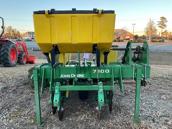 Image of John Deere 7100 equipment image 2