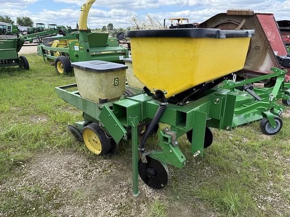Image of John Deere 7100 equipment image 1