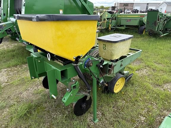 Image of John Deere 7100 Primary image