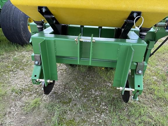 Image of John Deere 7100 equipment image 4