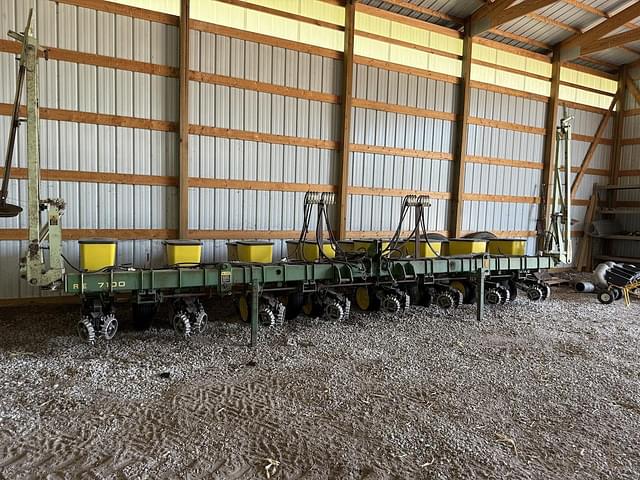 Image of John Deere 7100 equipment image 3
