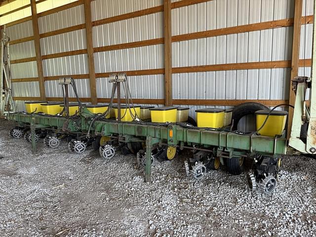 Image of John Deere 7100 equipment image 1